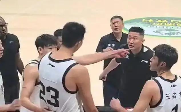 半岛体育-离开杜锋1年，徐昕斩获5项荣誉、3数据联盟前2！球迷：陈家政快走